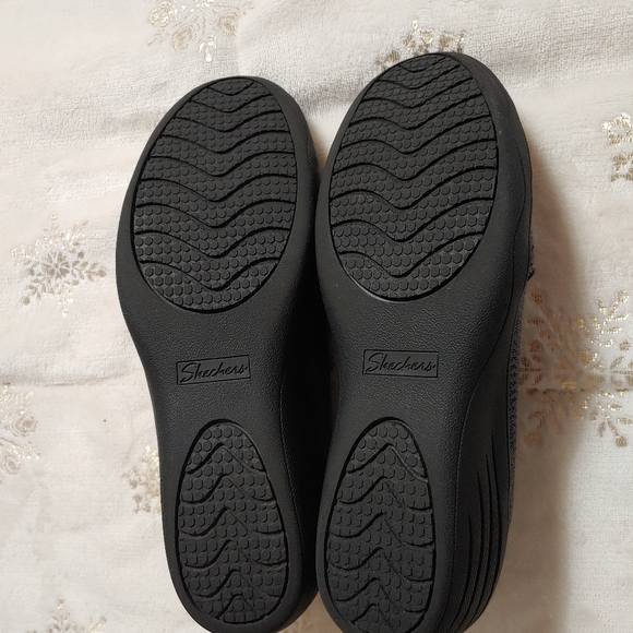 Skechers memory foam shoes. Size 9. - Picture 8 of 10